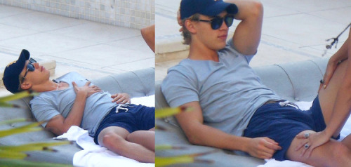 Permalink to Austin Butler hot and naked. 