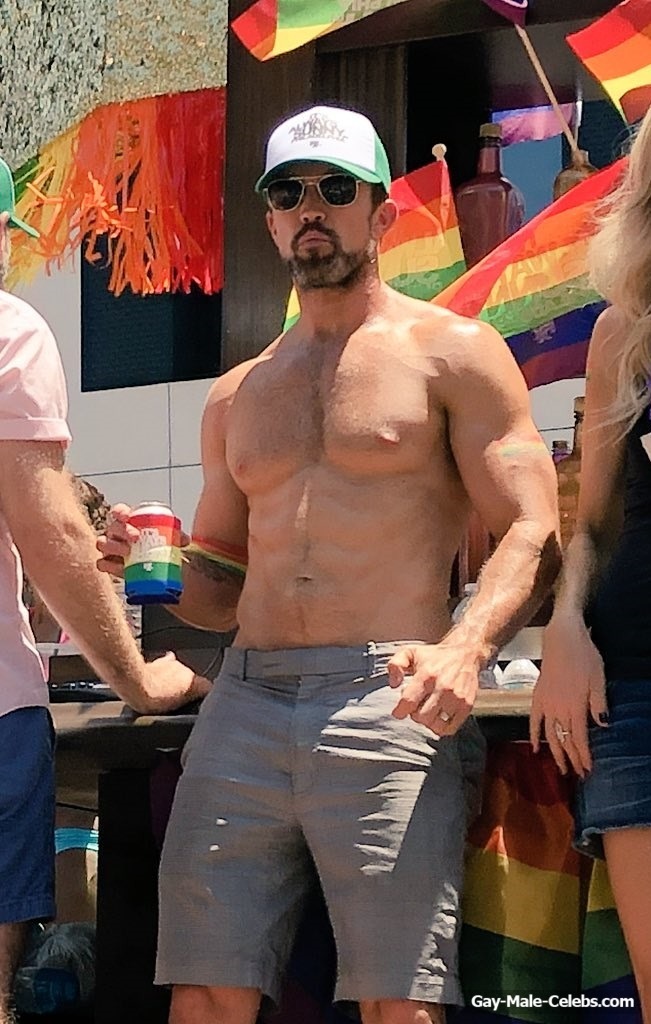 A bunch of amazing Rob McElhenney shirtless pictures for y’all. 