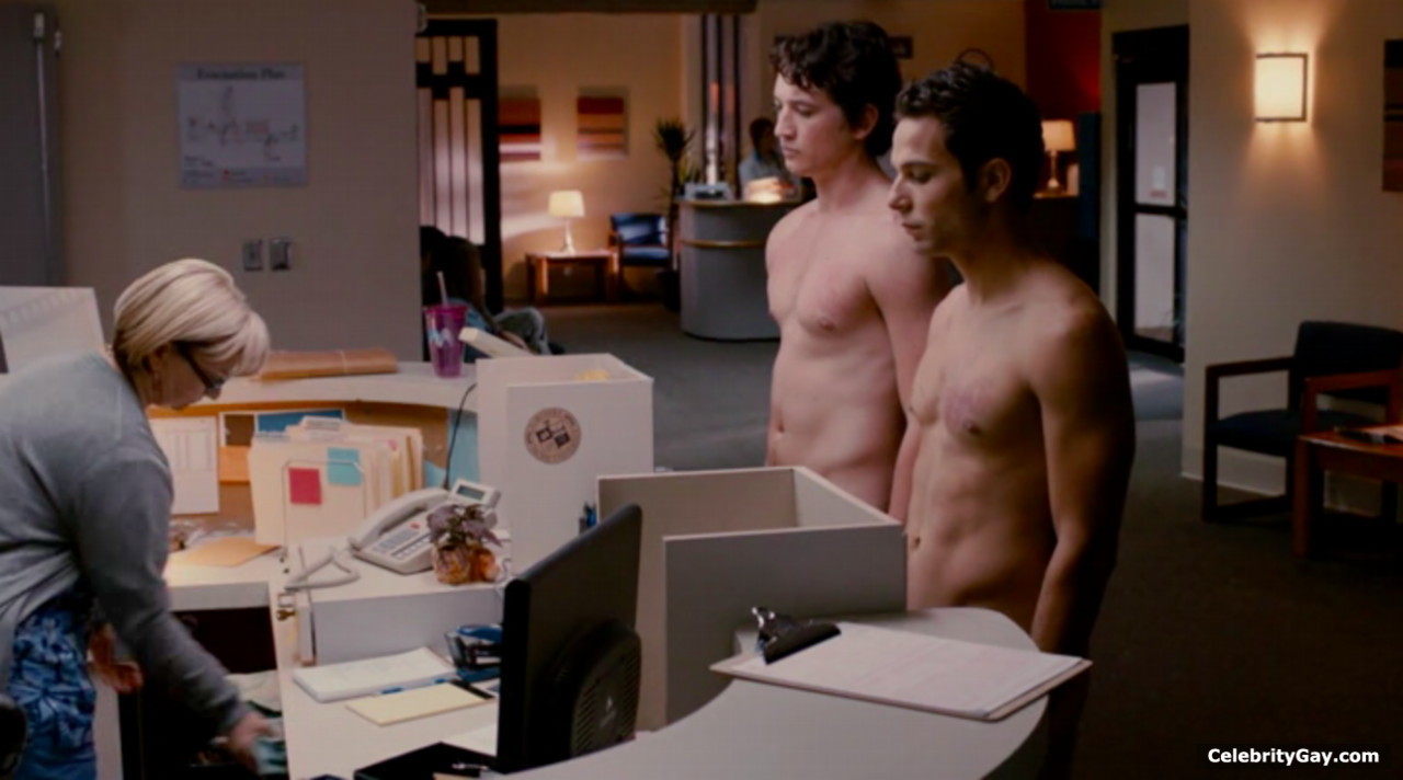 Naked Skylar Astin pictures in high quality. 
