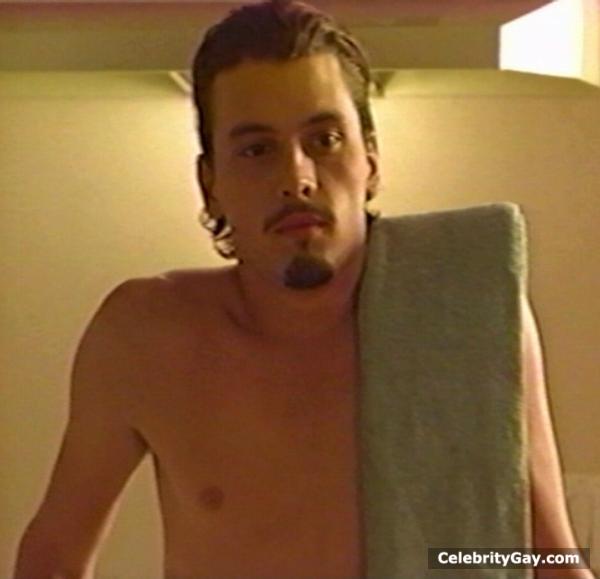 Naked Skeet Ulrich screencaps in high quality. 