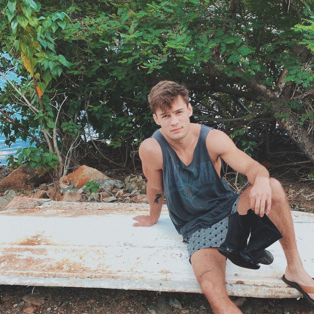 Dylan Geick Shirtless (5 Photos) – The Male Fappening