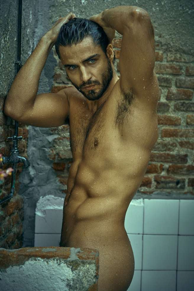 Maxi Iglesias naked picture. 