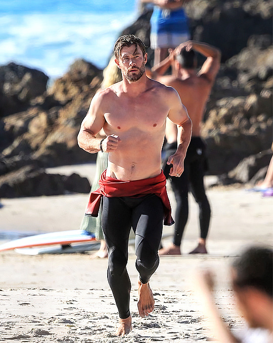 Chris Hemsworth Shirtless (2 Photos)