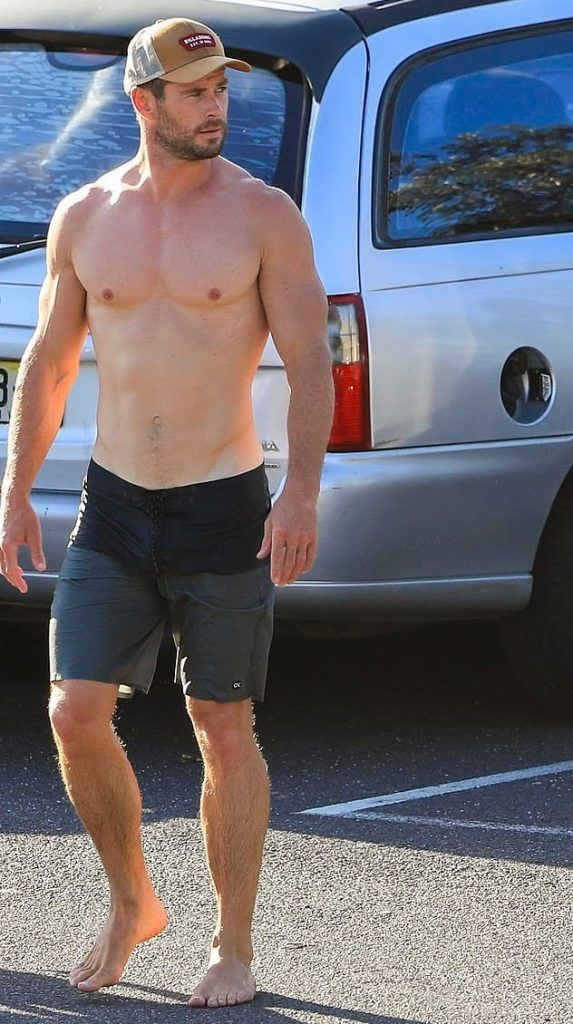 Chris Hemsworth Shirtless (1 Photo)