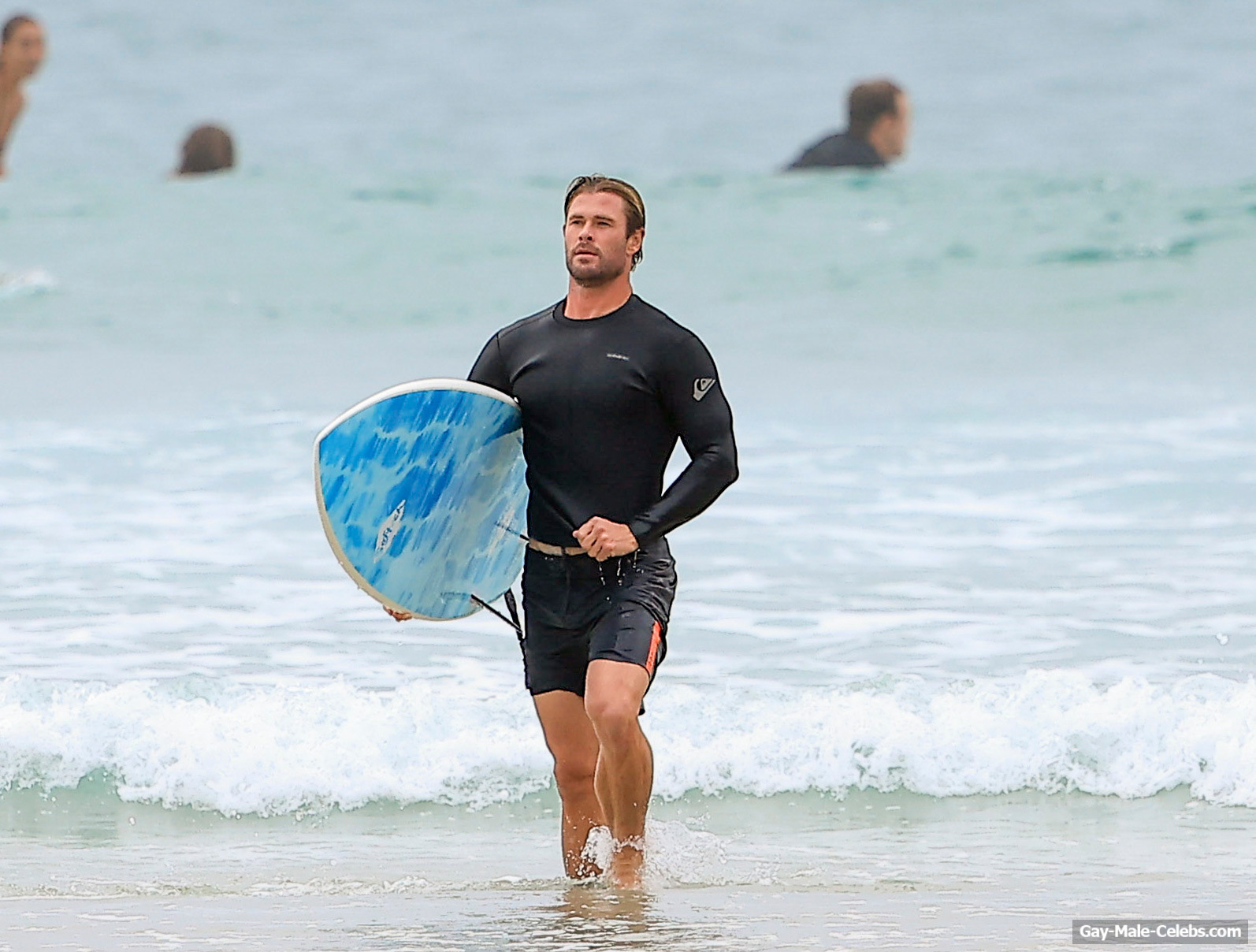 Chris Hemsworth Shirtless And Viewing His Muscle