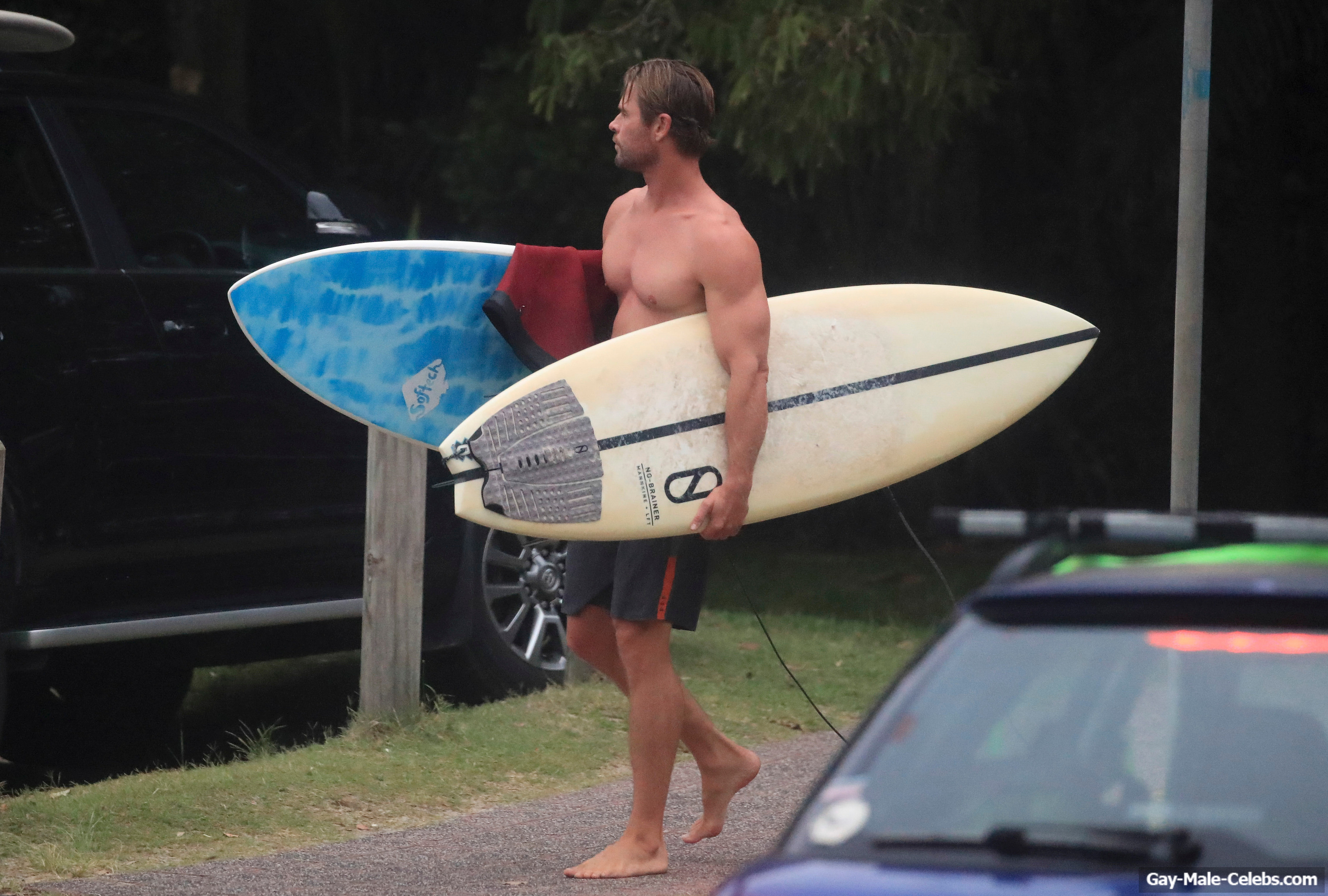 Chris Hemsworth Shirtless And Viewing His Muscle