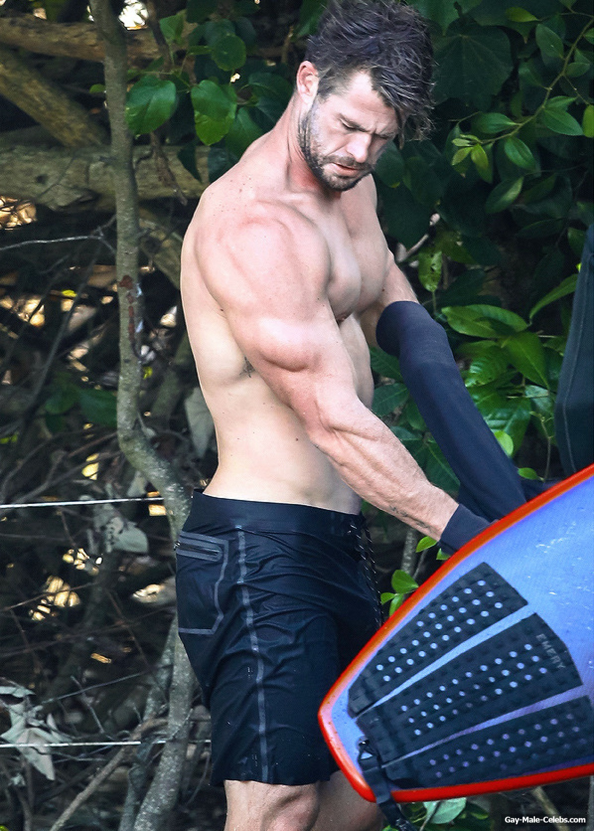 Chris Hemsworth nude photos