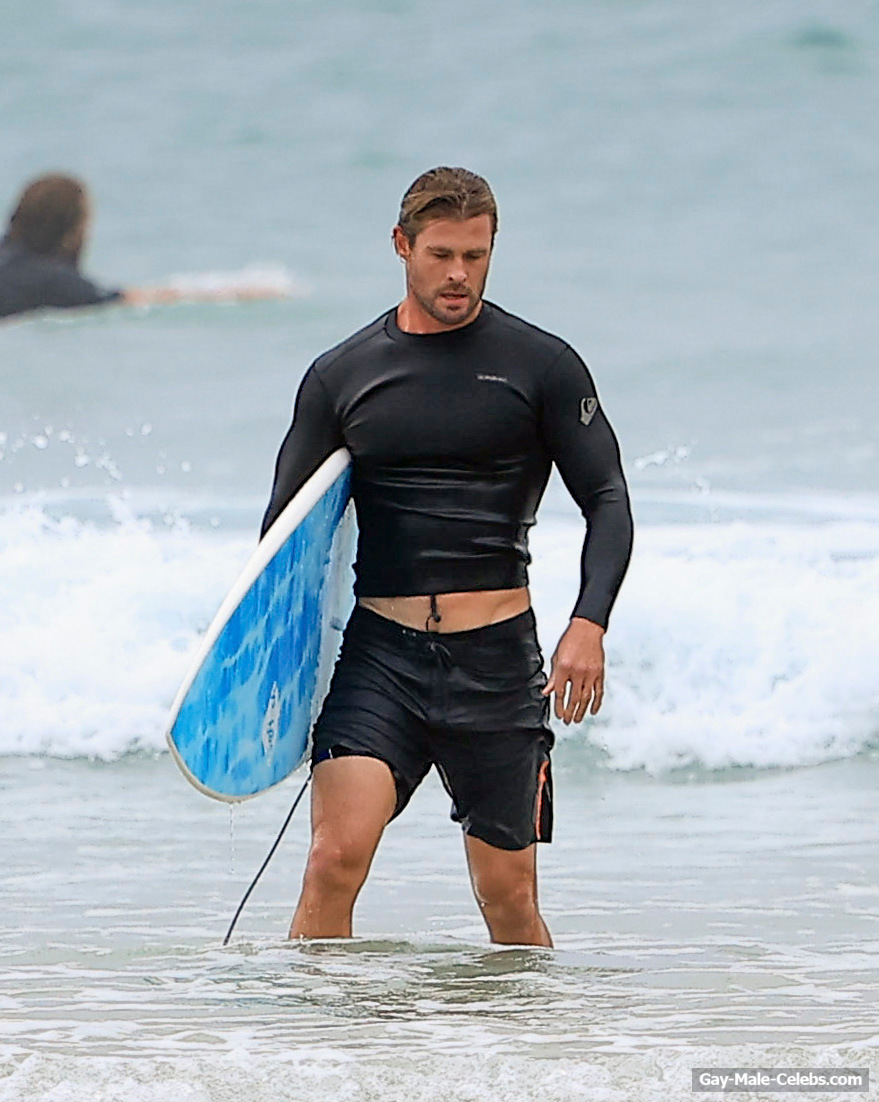 Chris Hemsworth Shirtless And Viewing His Muscle