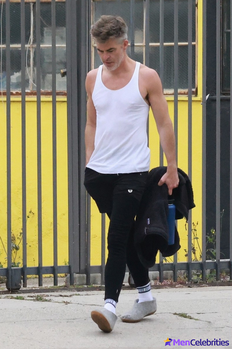 Chris Pine flaunts his rippling muscles in a tank top
