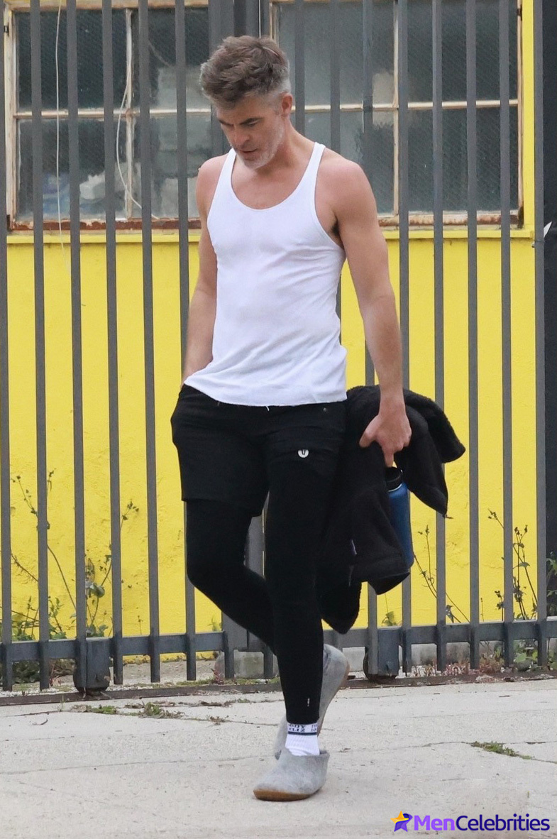 Chris Pine flaunts his rippling muscles in a tank top