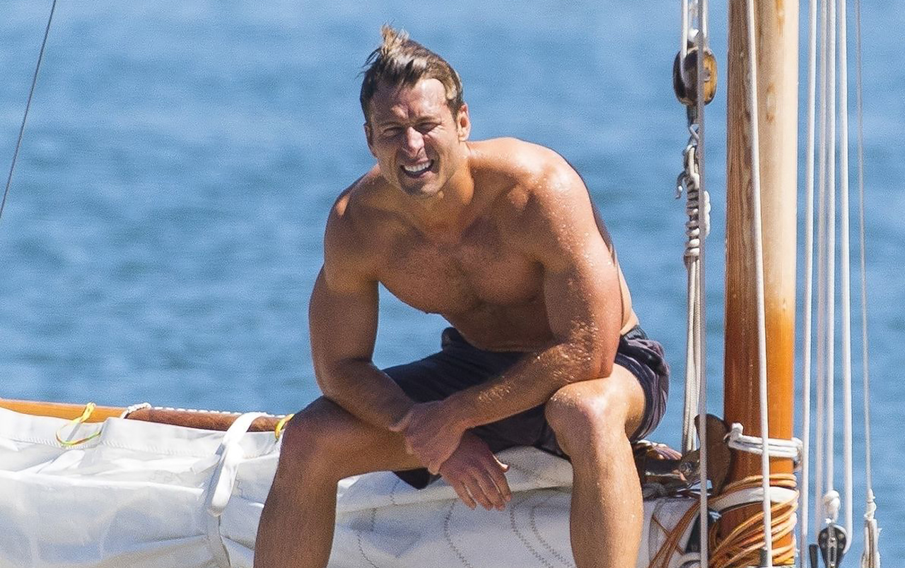 Glen Powell stirs the imagination with his ripped abs on the set of a new movie!