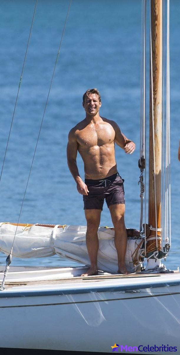 Glen Powell stirs the imagination with his ripped abs on the set of a new movie!