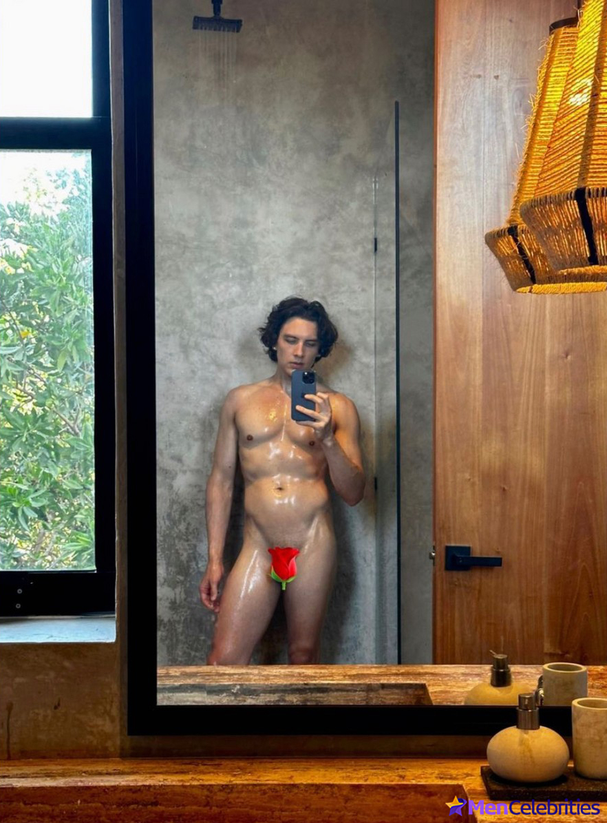 Hot selfie from naked Cody Fern