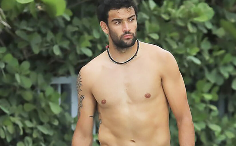 Matteo Berrettini shows off his beefy torso while jogging