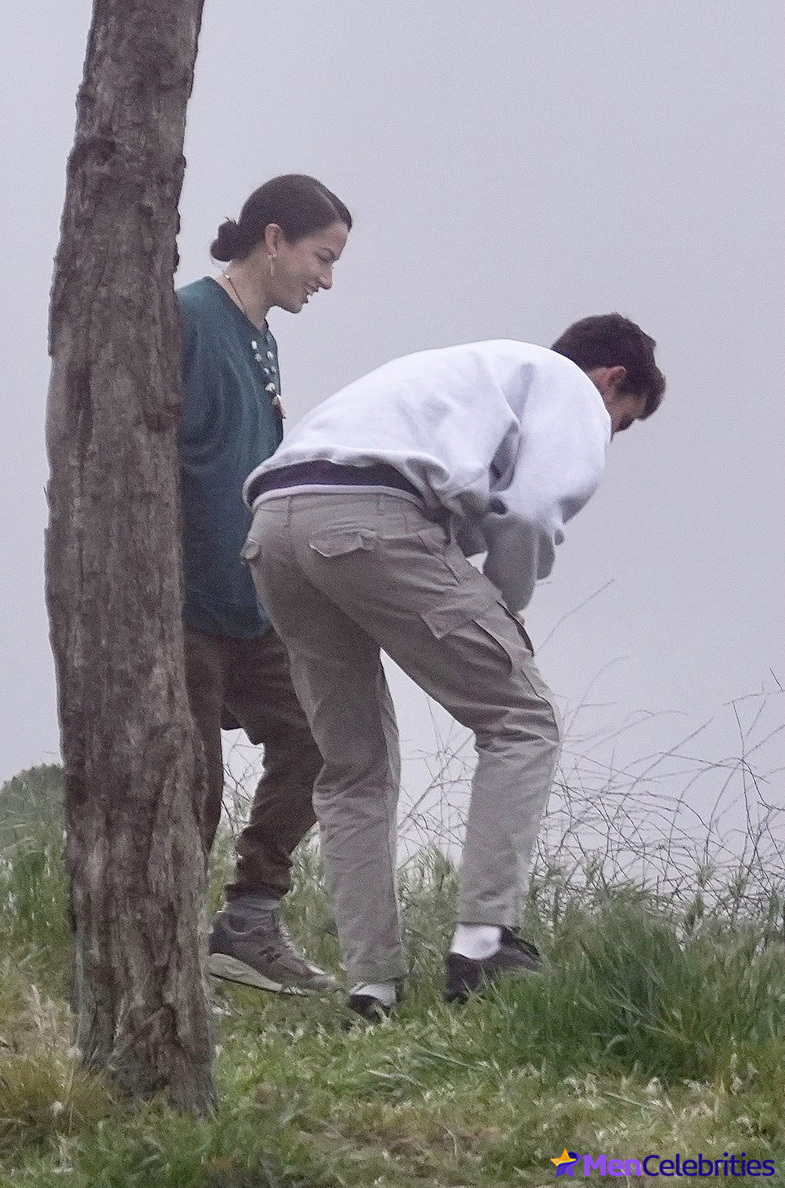 Shawn Mendes spotted with Dr. Jocelyne Miranda during foogy hike