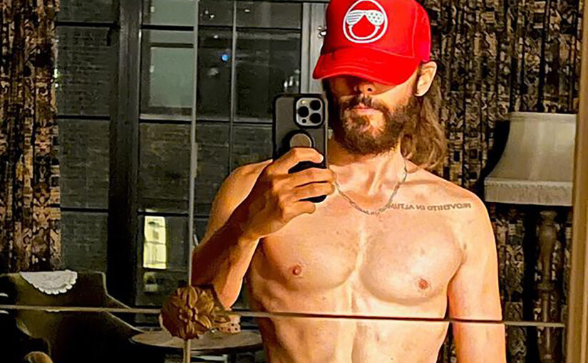 Jared Leto flaunts his nude incredible chest and great abs