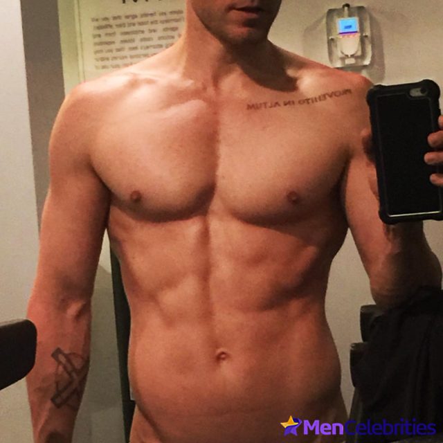 Jared Leto flaunts his nude incredible chest and great abs