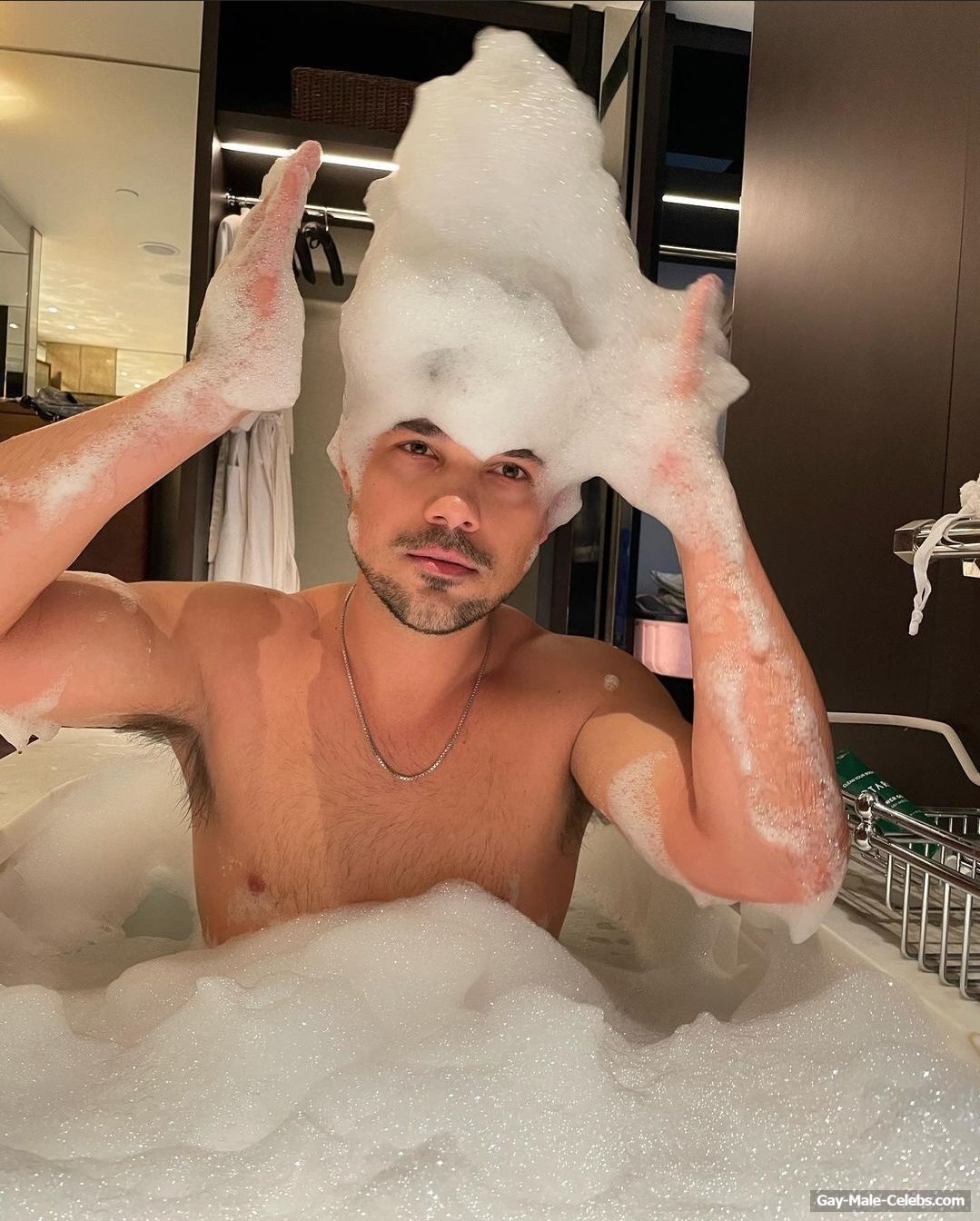 Taylor Lautner Naked Bath Photos
