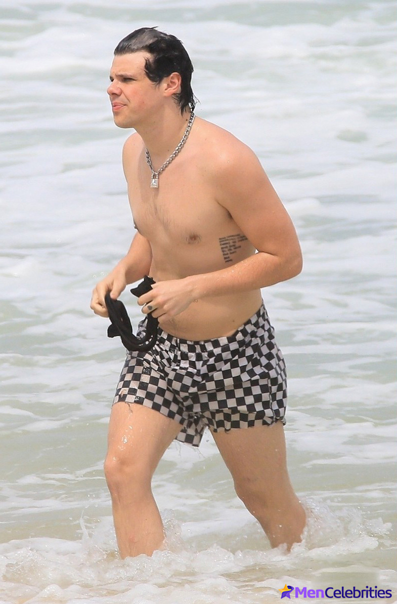 Yungblud flaunts his bare chest on the beach and may be celebrating her engagement!