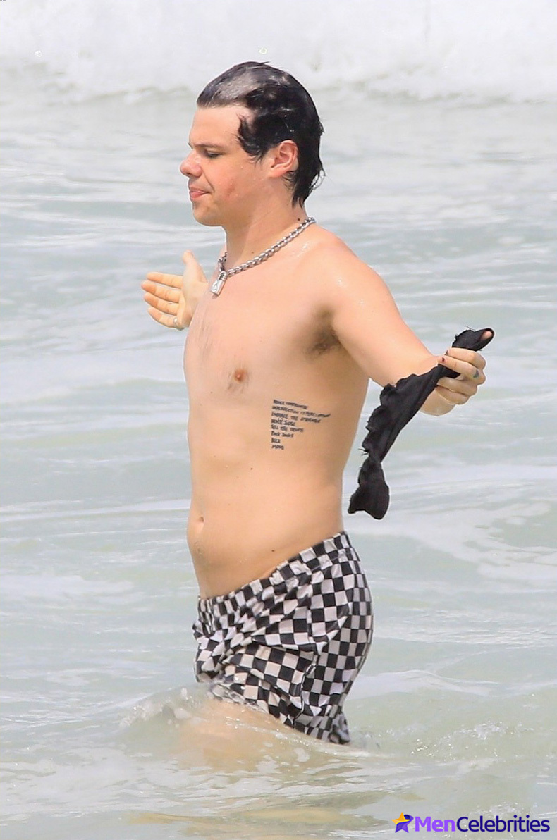 Yungblud flaunts his bare chest on the beach and may be celebrating her engagement!