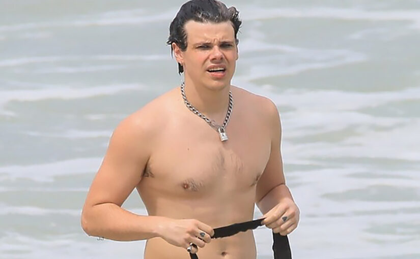 Yungblud flaunts his bare chest on the beach and may be celebrating her engagement!