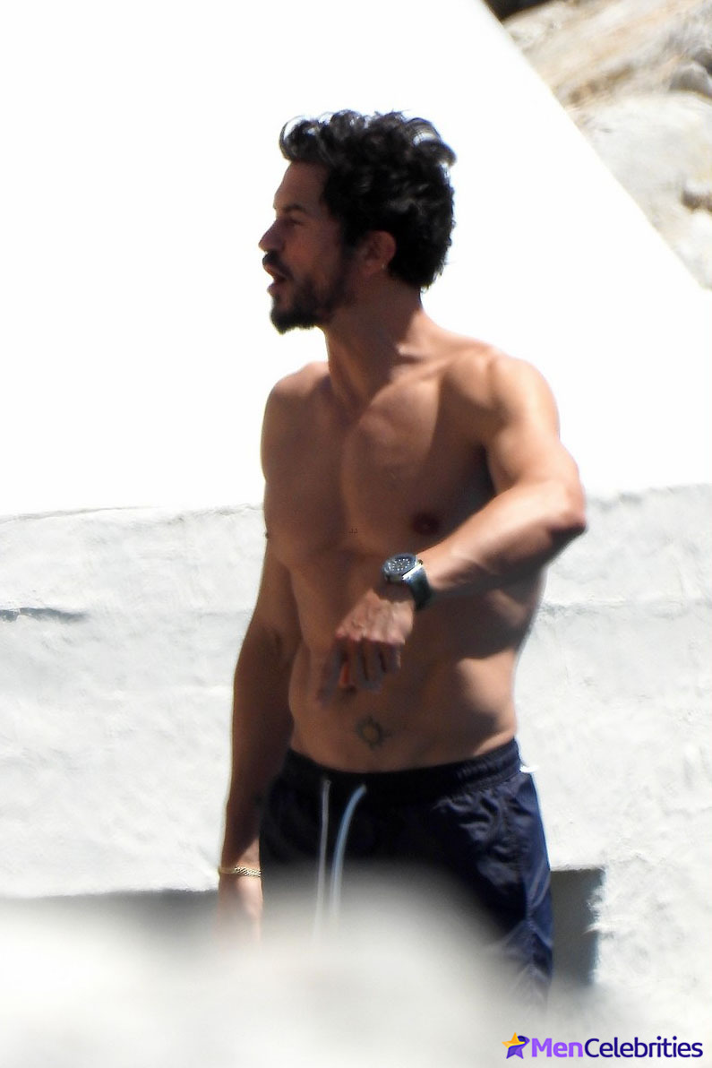 Orlando Bloom exposes on the beach of France