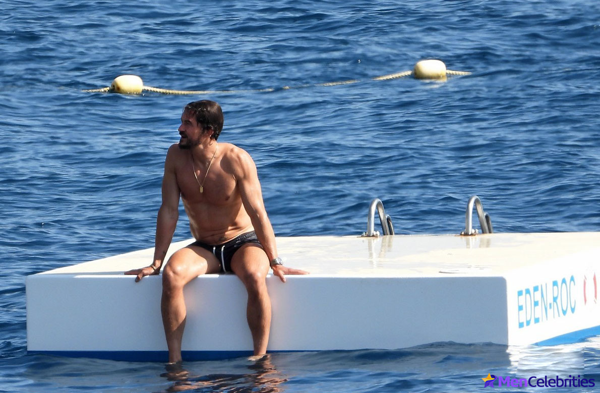 Orlando Bloom exposes on the beach of France