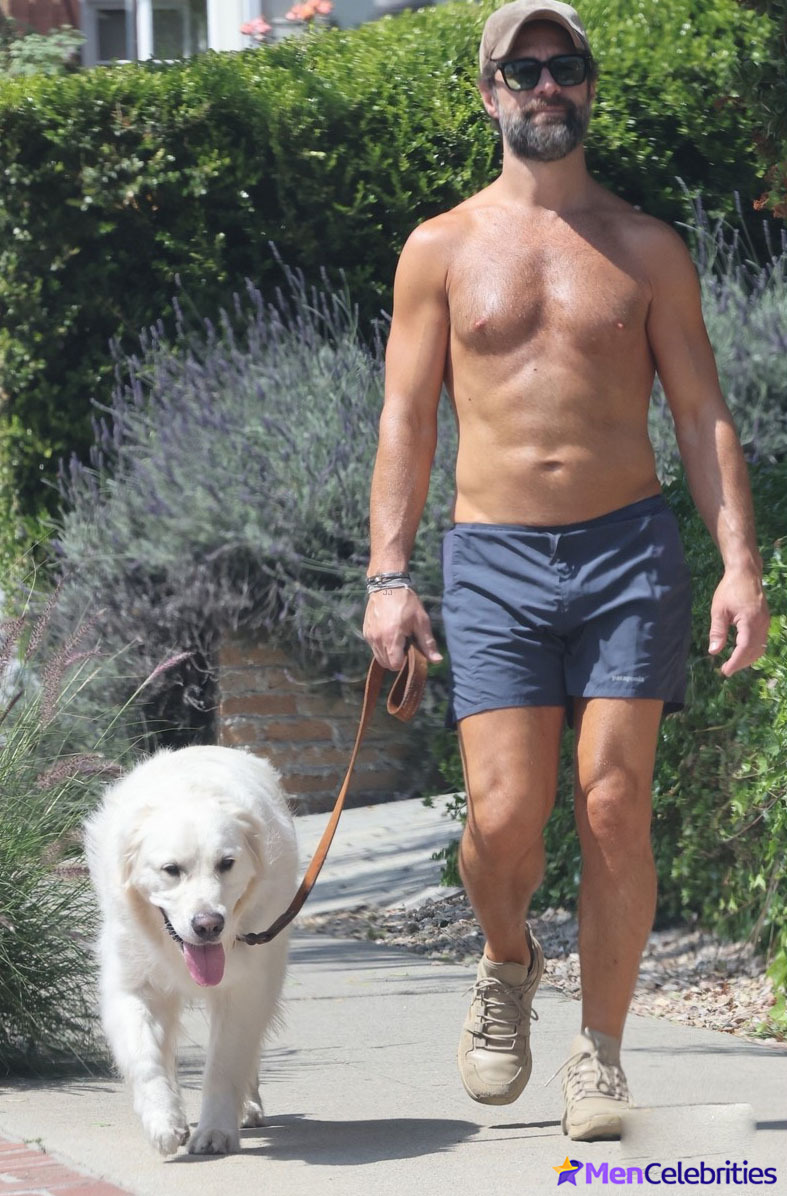 Chris Diamantopoulos flaunts bare torso again