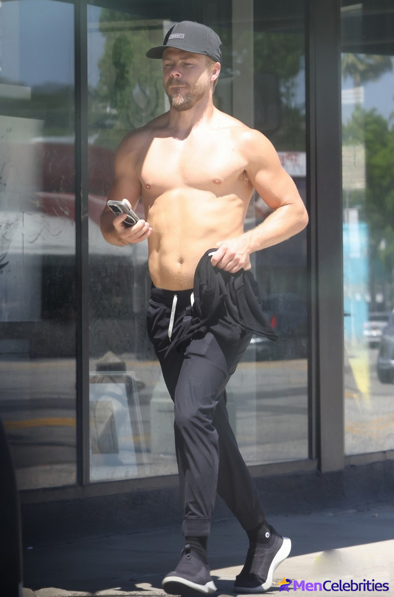 Derek Hough shows off his great physical shape