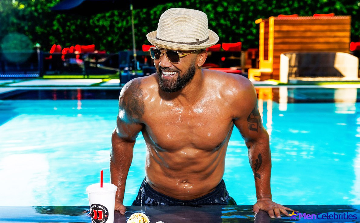 Shemar Moore showing off his beefy torso during a pool party