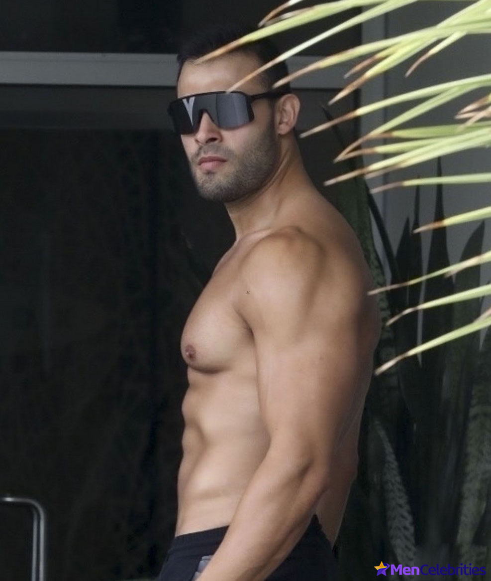 Sam Asghari looks very sexy in the gym