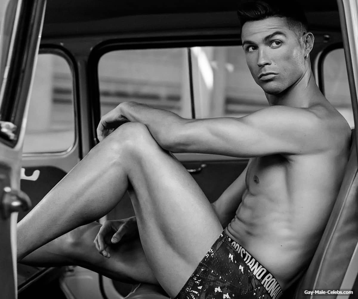 Cristiano Ronaldo Covering Nude &amp; Bulge Underwear Pics