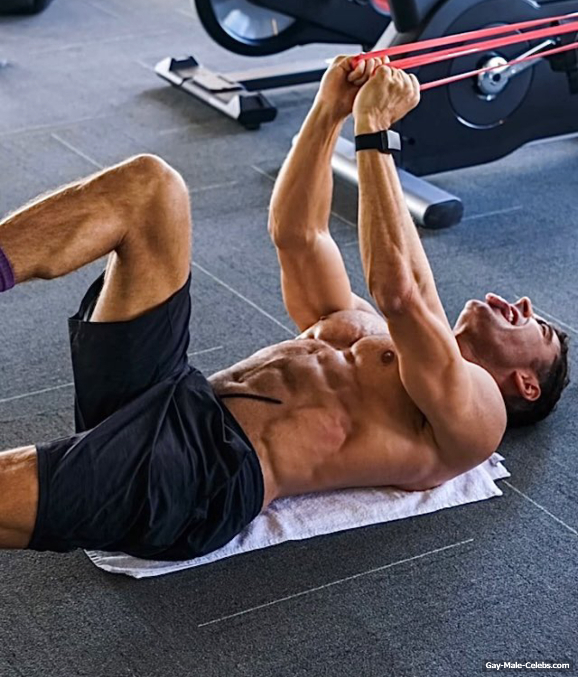 Zac Efron Shirtless And Muscle Ass Photos