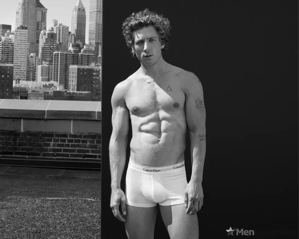 Jeremy Allen White Shirtless And Big Bulge Underwear Pics