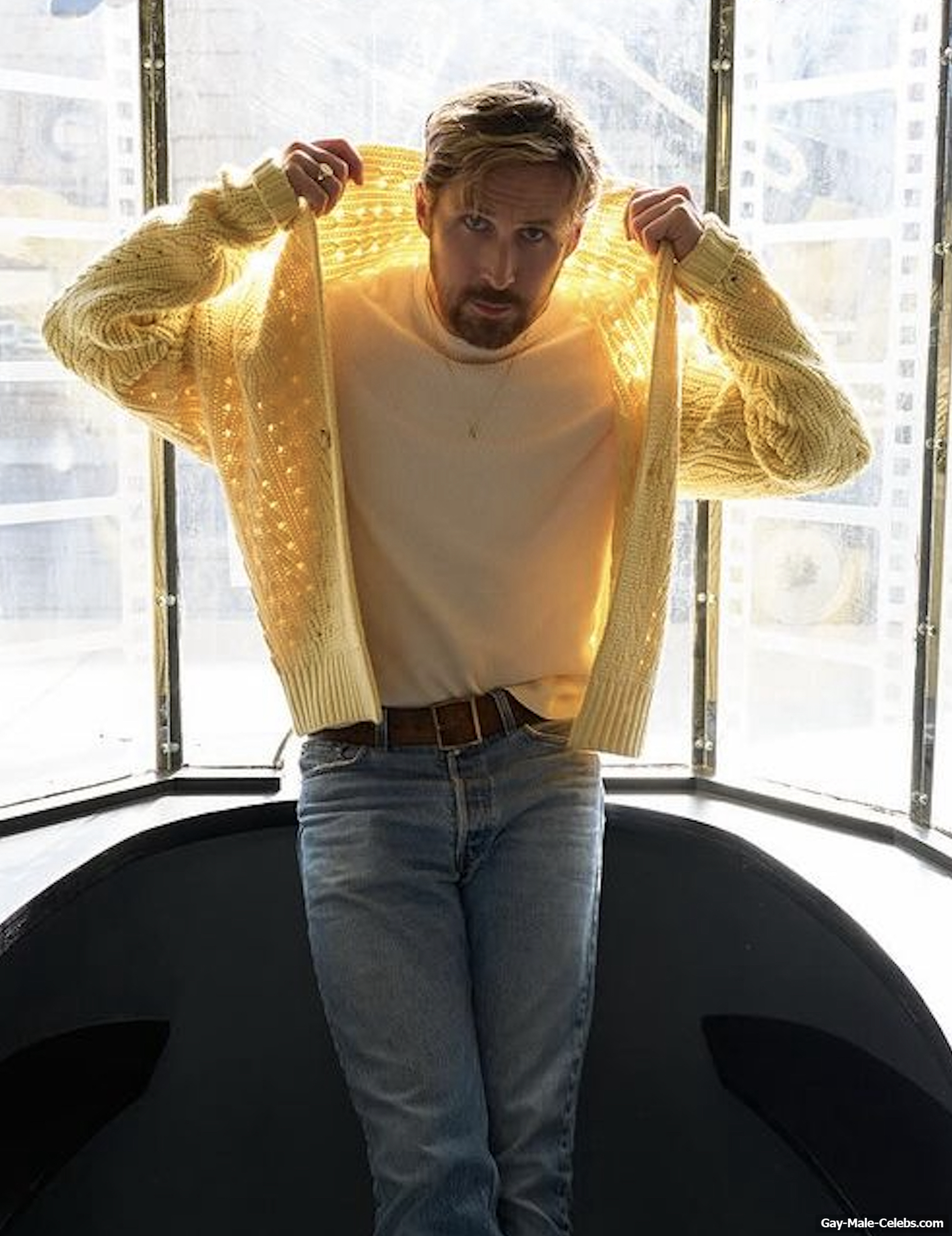 Ryan Gosling Looks Sexy in Tight Jeans
