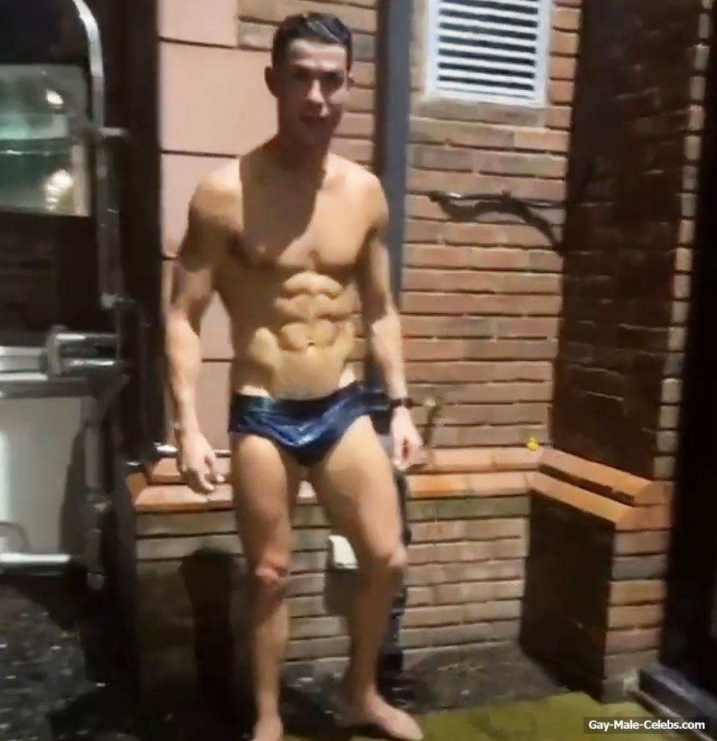 🔴 Cristiano Ronaldo Shirtless And Bulge Shower Video