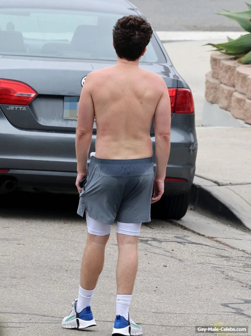 Charlie Puth Exposed His Torso After Jogging