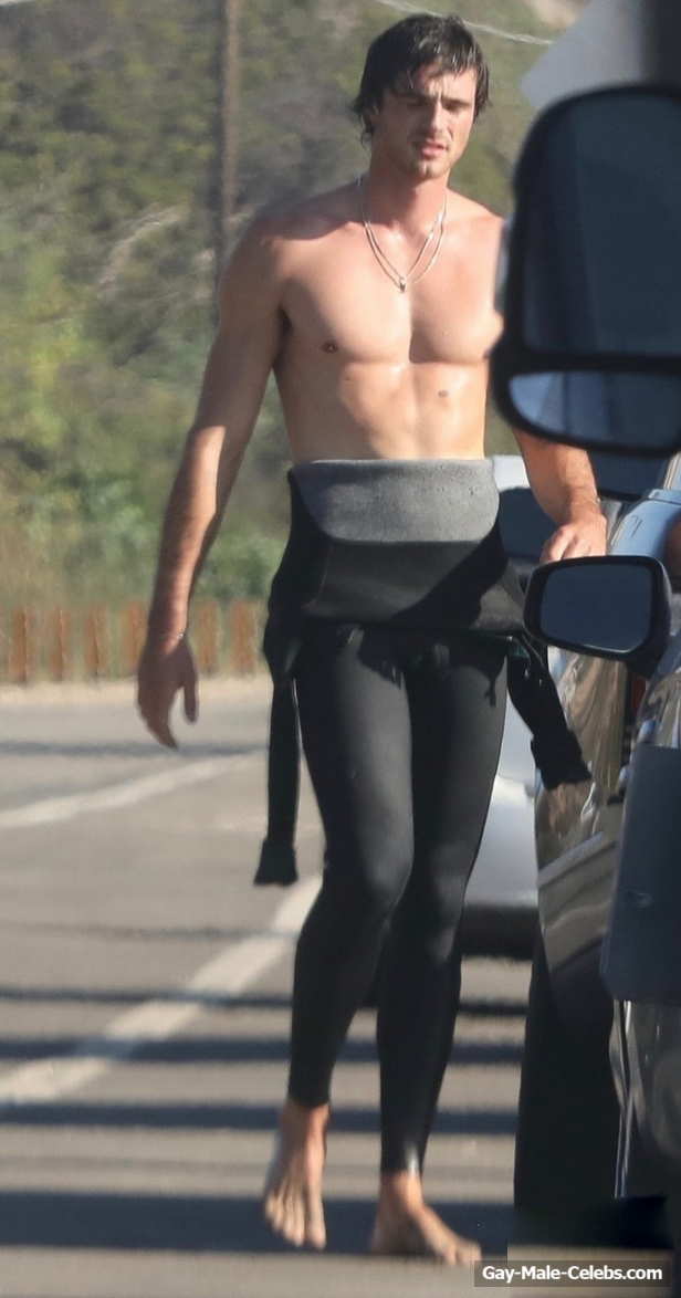 Jacob Elordi shirtless