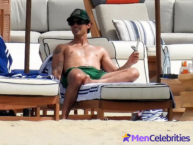 Joe Jonas Shirtless &amp; Spotted with New Flame in Athens