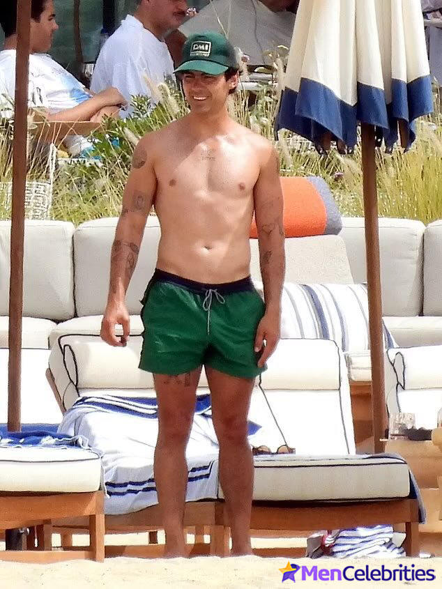 Joe Jonas Shirtless &amp; Spotted with New Flame in Athens