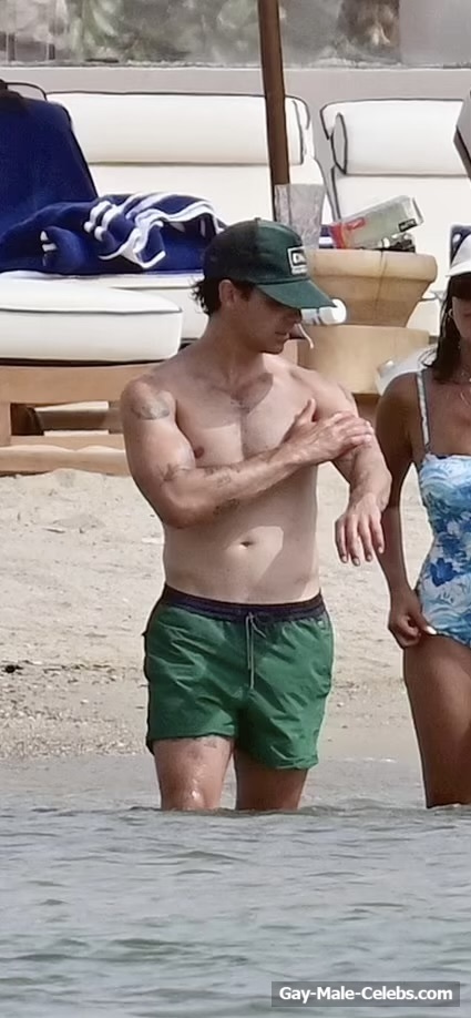 Joe Jonas Shirtless With New Girlfriend On A Beach