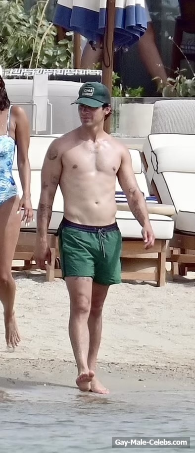 Joe Jonas Shirtless With New Girlfriend On A Beach