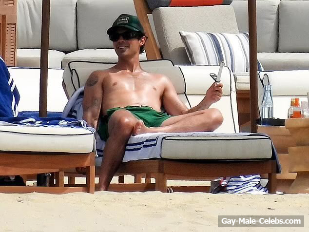 Joe Jonas Shirtless With New Girlfriend On A Beach