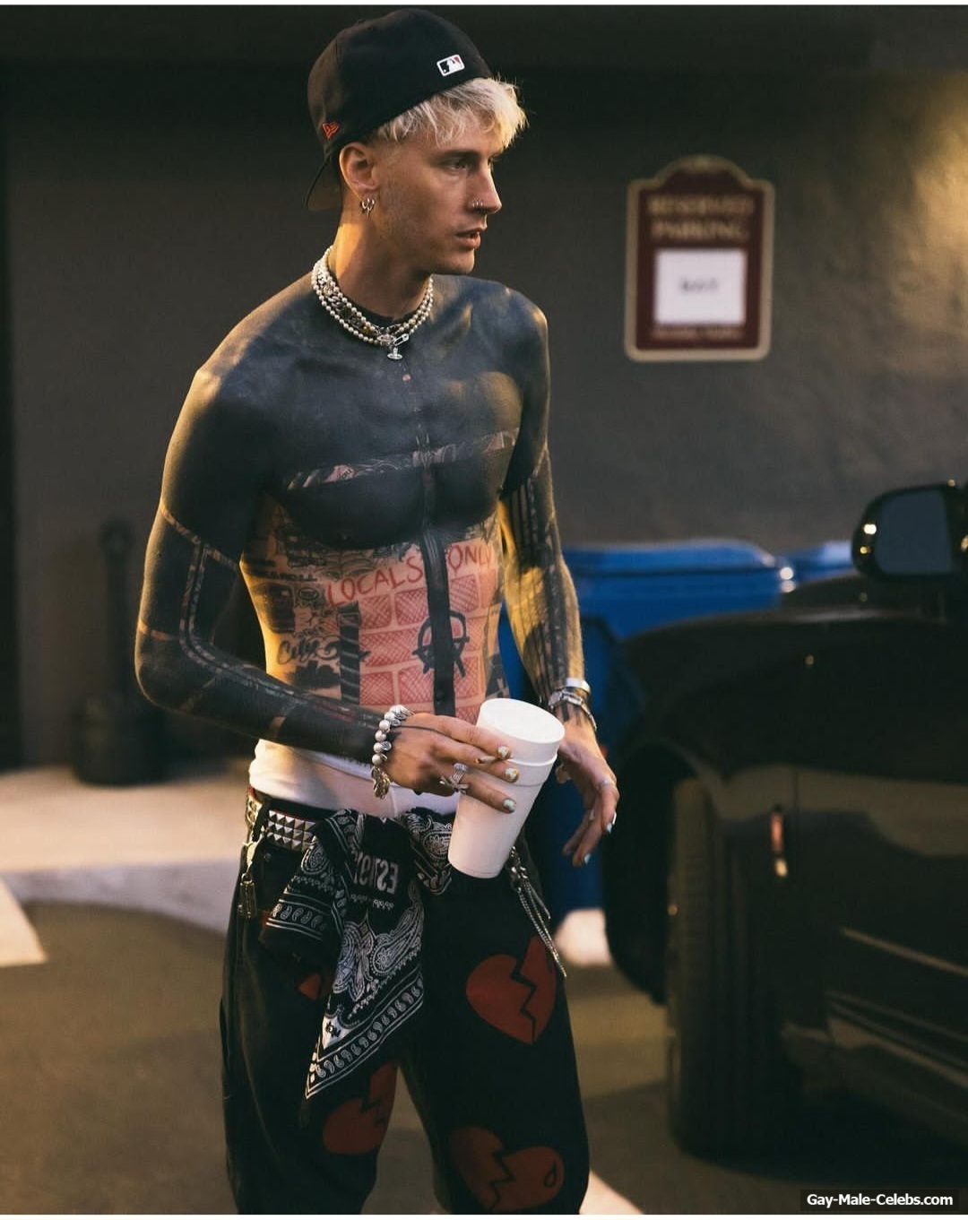 Machine Gun Kelly Flashing His Cock During Pee