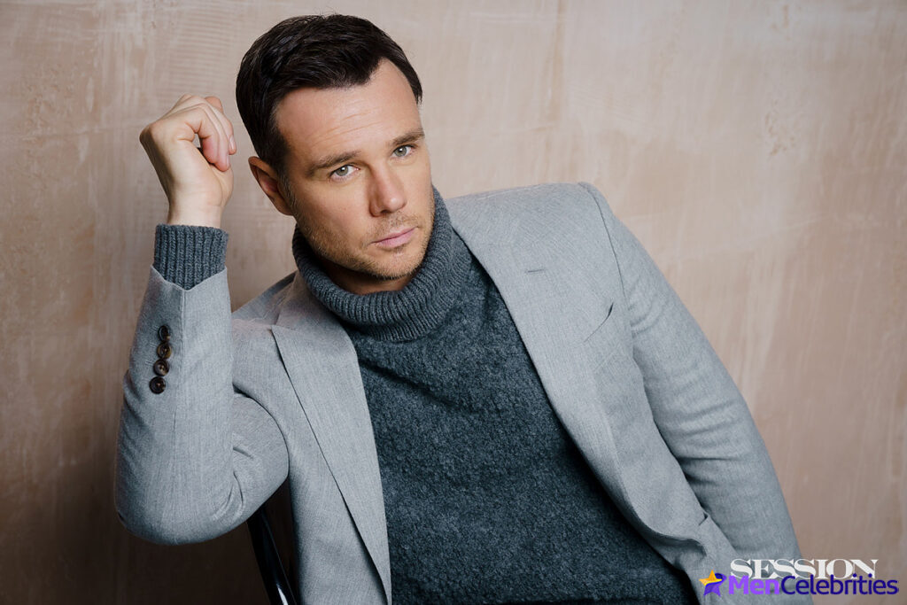 Rupert Evans sexy