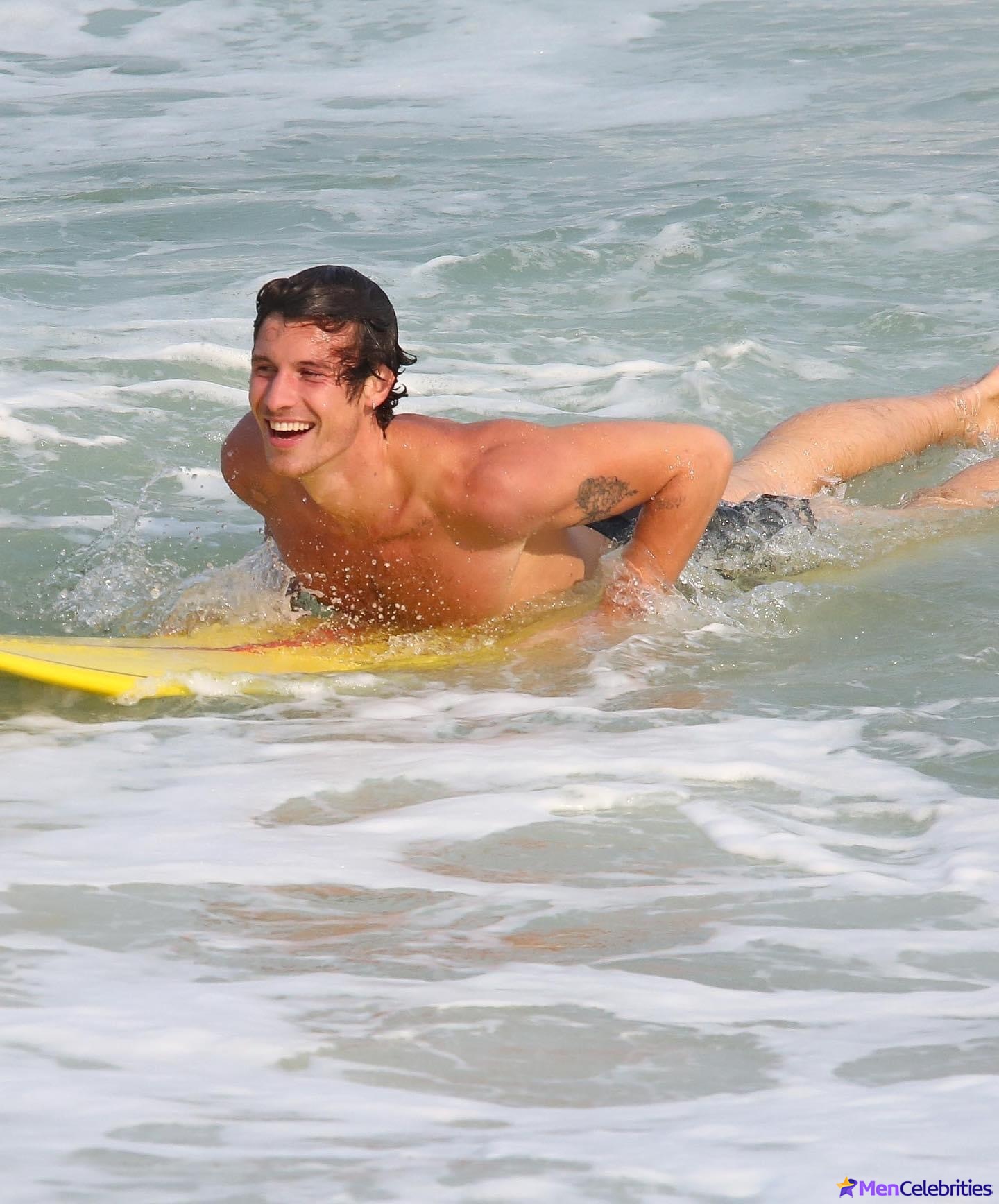 Shawn Mendes Relaxing Shirtless &amp; Bulge Dick in Rio