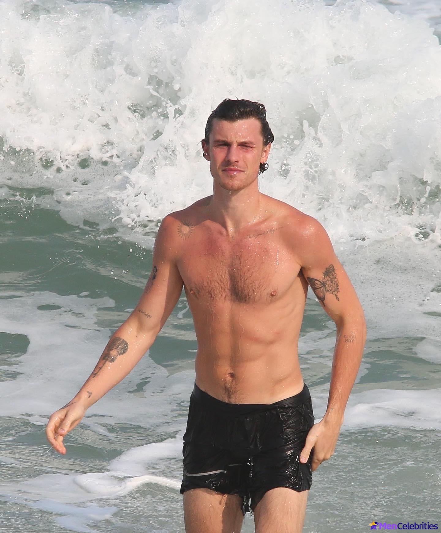 Shawn Mendes Relaxing Shirtless &amp; Bulge Dick in Rio