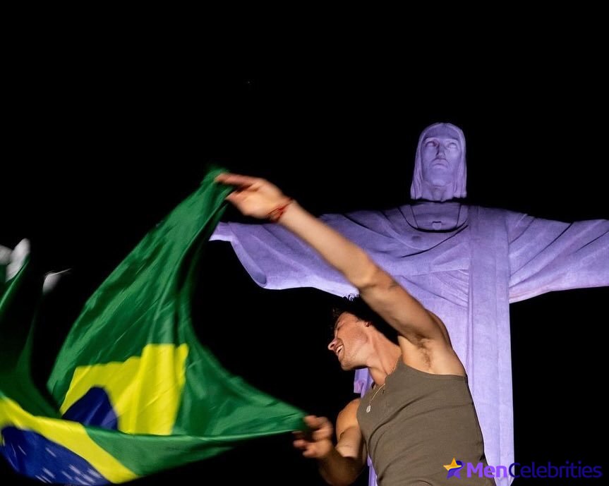 Shawn Mendes Relaxing Shirtless &amp; Bulge Dick in Rio