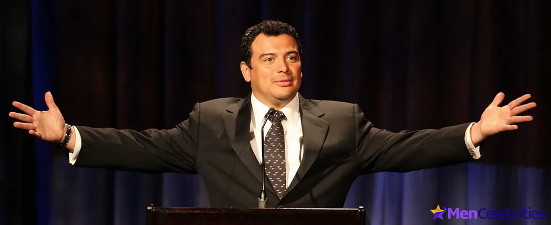 Carlos Mencia Shows Off His Bare Butt to Rude Fans