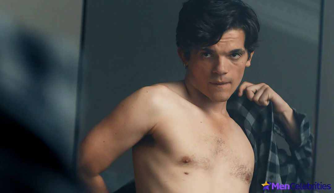 Edward Bluemel naked